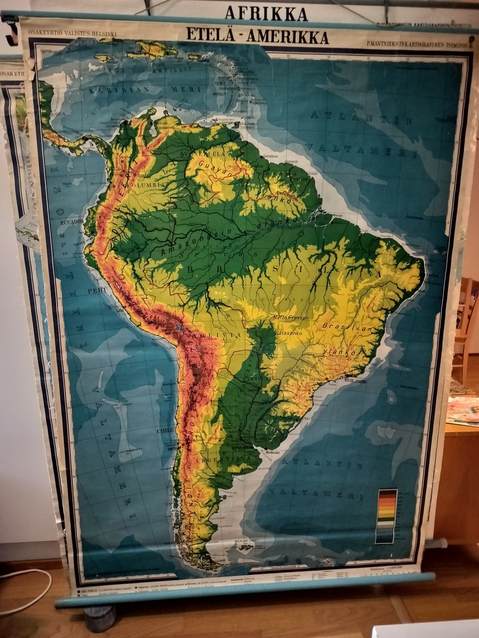 Etelä-Amerikan kartta lev.123 cm kork. 180 cm