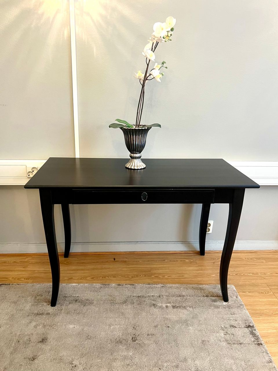 Musta Ikean pöytä