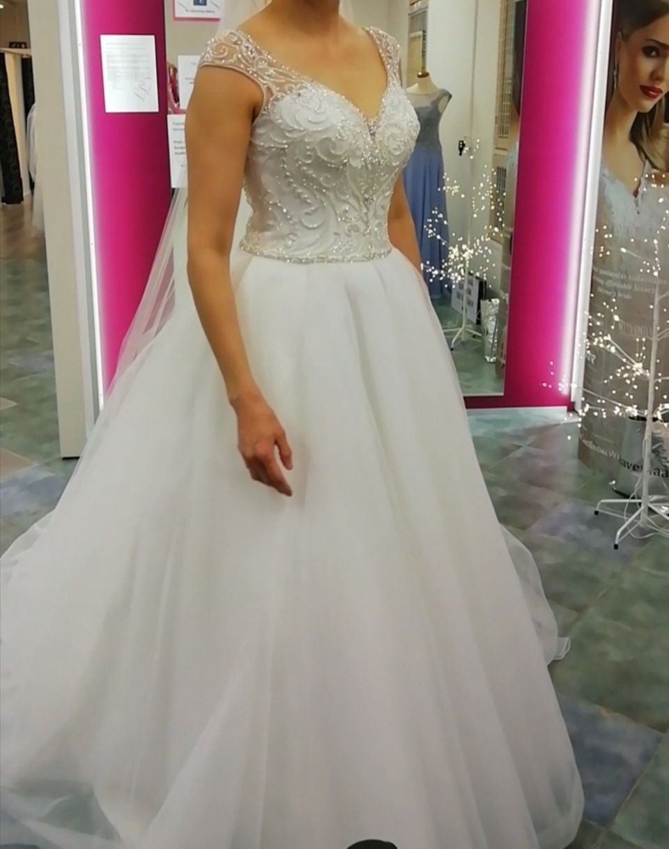 Häämekko laahuksella, (long, pitkä malli), Tiffany's bridal dresses
