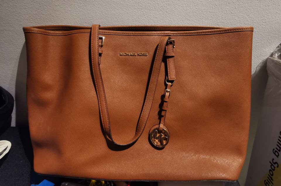 Michael Kors jet set travel -käsilaukku