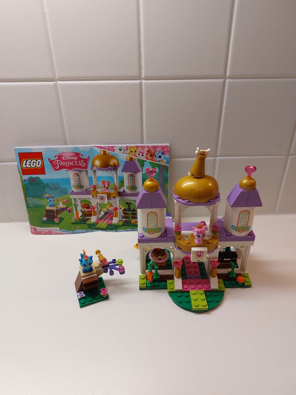 Lego Disney Princess Palatsin lemmikit ja kuninkaallinen linna 41142.