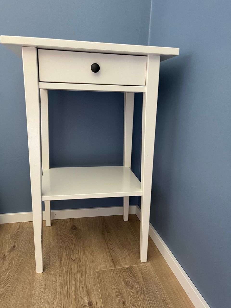 Hemnes yöpöytä 2 kpl