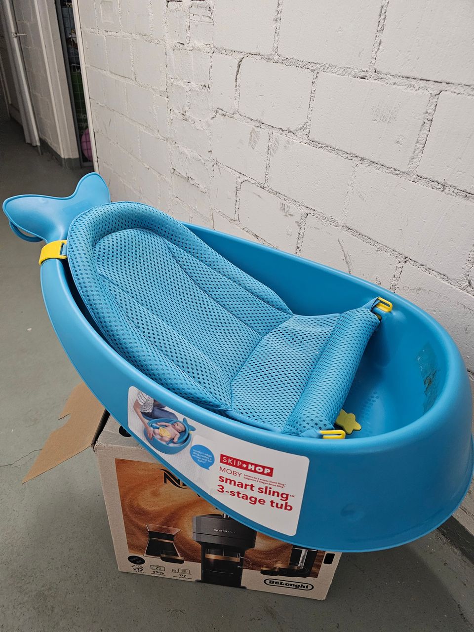 Baby bath tub with soft mesh seat and safety foam for head.easy to drain water