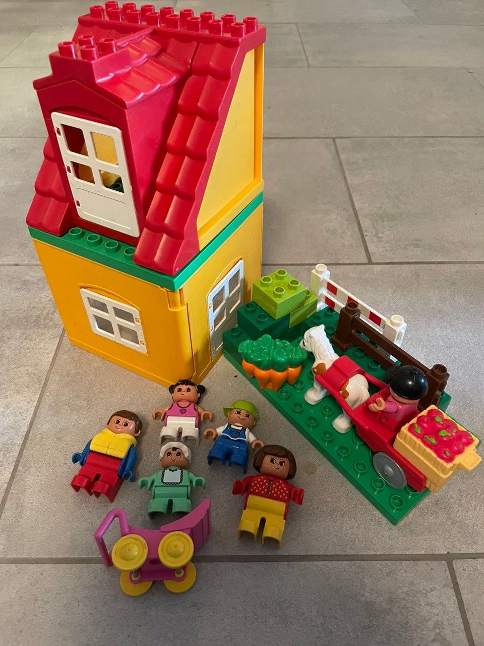 Sekalainen Lego-perhe ja talo