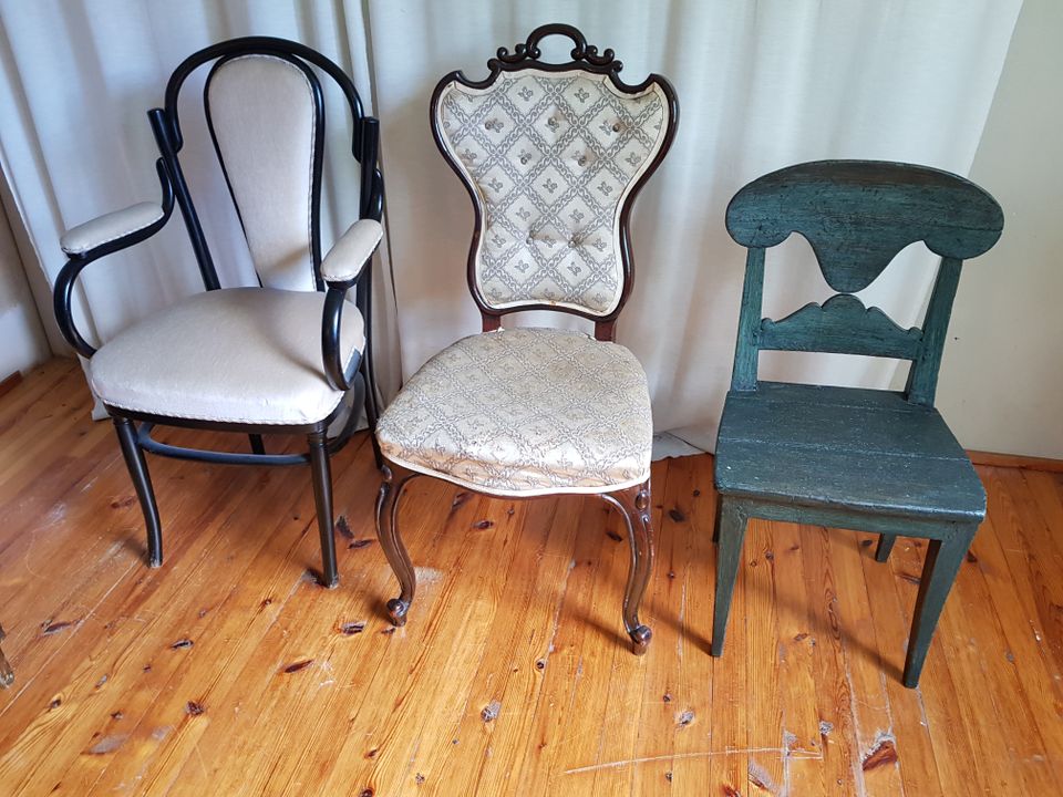 Kolme vanhaa tuolia pehmusteilla ja ilman