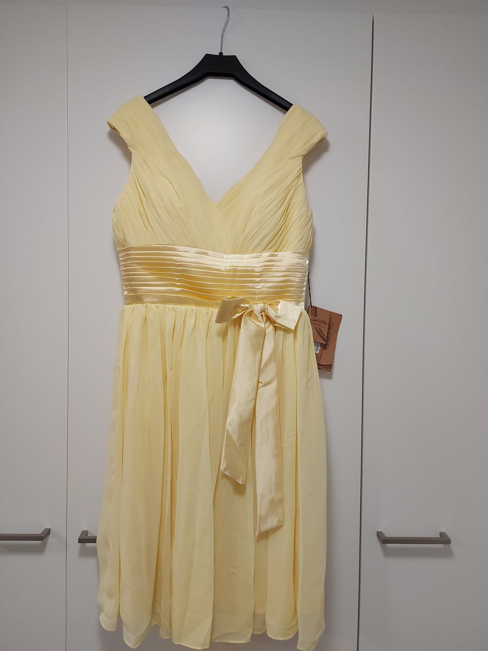 Keltainen mekko koko 38