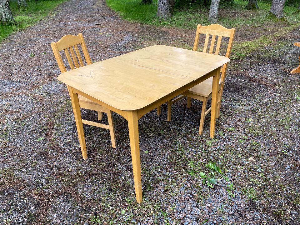 Pieni ruokapöytä ja 2 tuolia