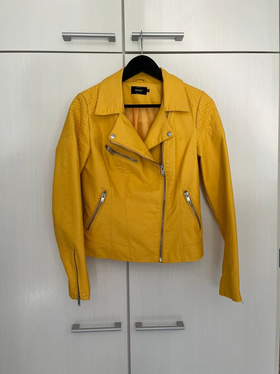 Keltainen takki