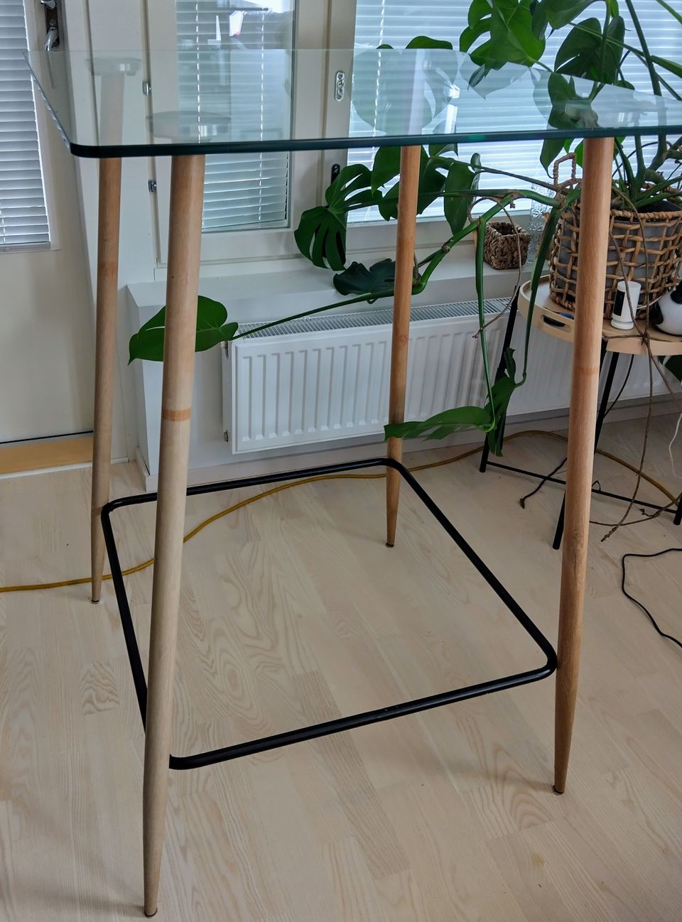 Lasipöytä korkea (106cm)