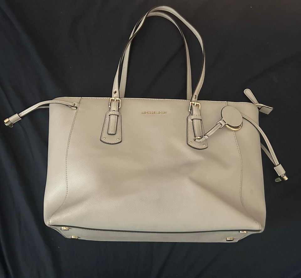 Michael Kors Voyager Medium Tote