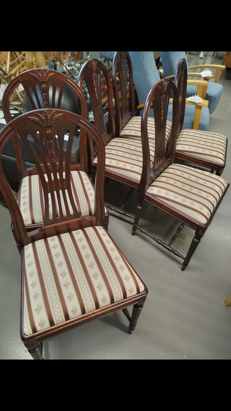 Laitilan huonekalutehtaan tuoleja