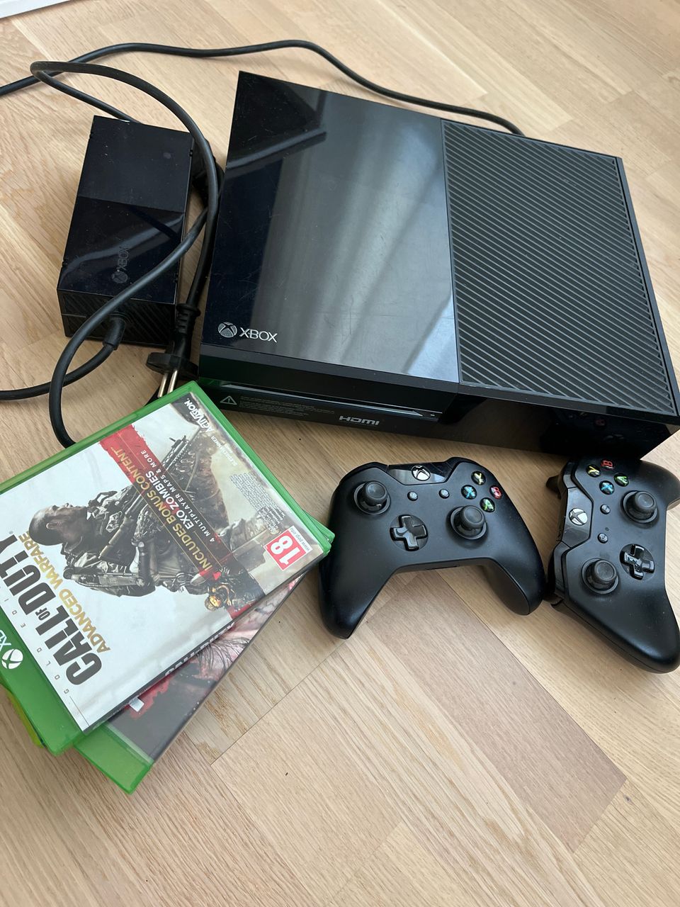 Xbox one, kaksi ohjainta + pelejä