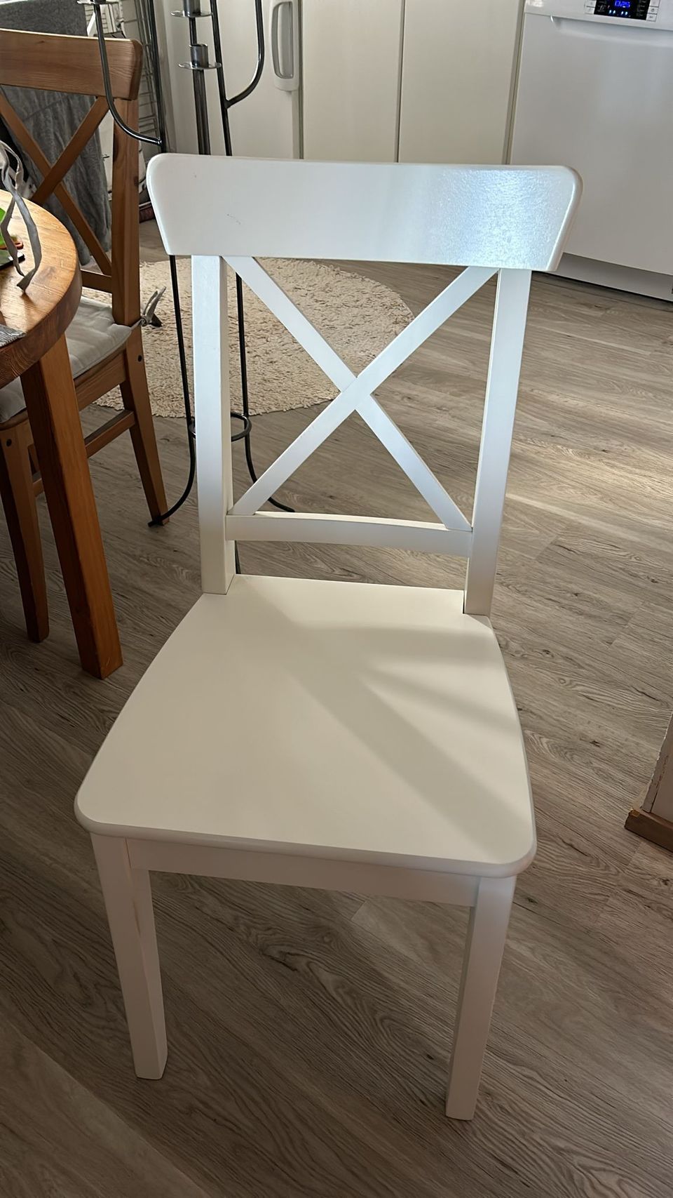 Keittiön tuoleja IKEA (2 ruskeaa, 2 valkoista)
