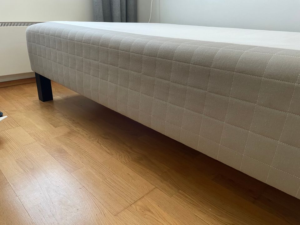 Ikea skårer 120cm runkopatjasänky