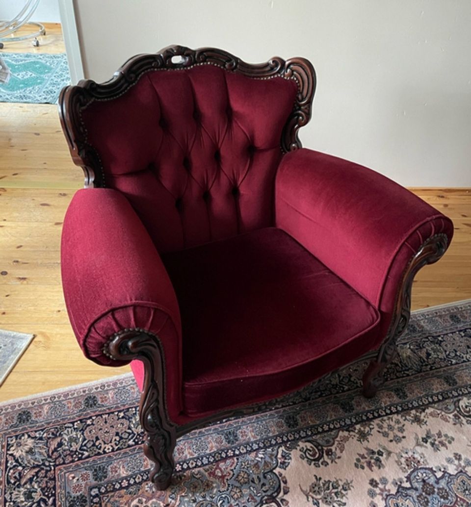 Antiikki sohva ja yksi nojatuoli