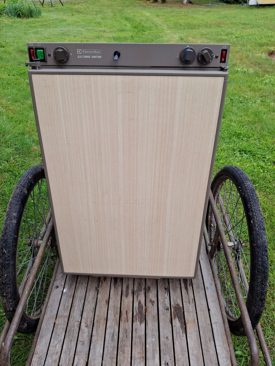 Kaasujääkaappi Electrolux RM 400 R (RM 4401) kaasu- / 12V- / 230V -jääkaappi
