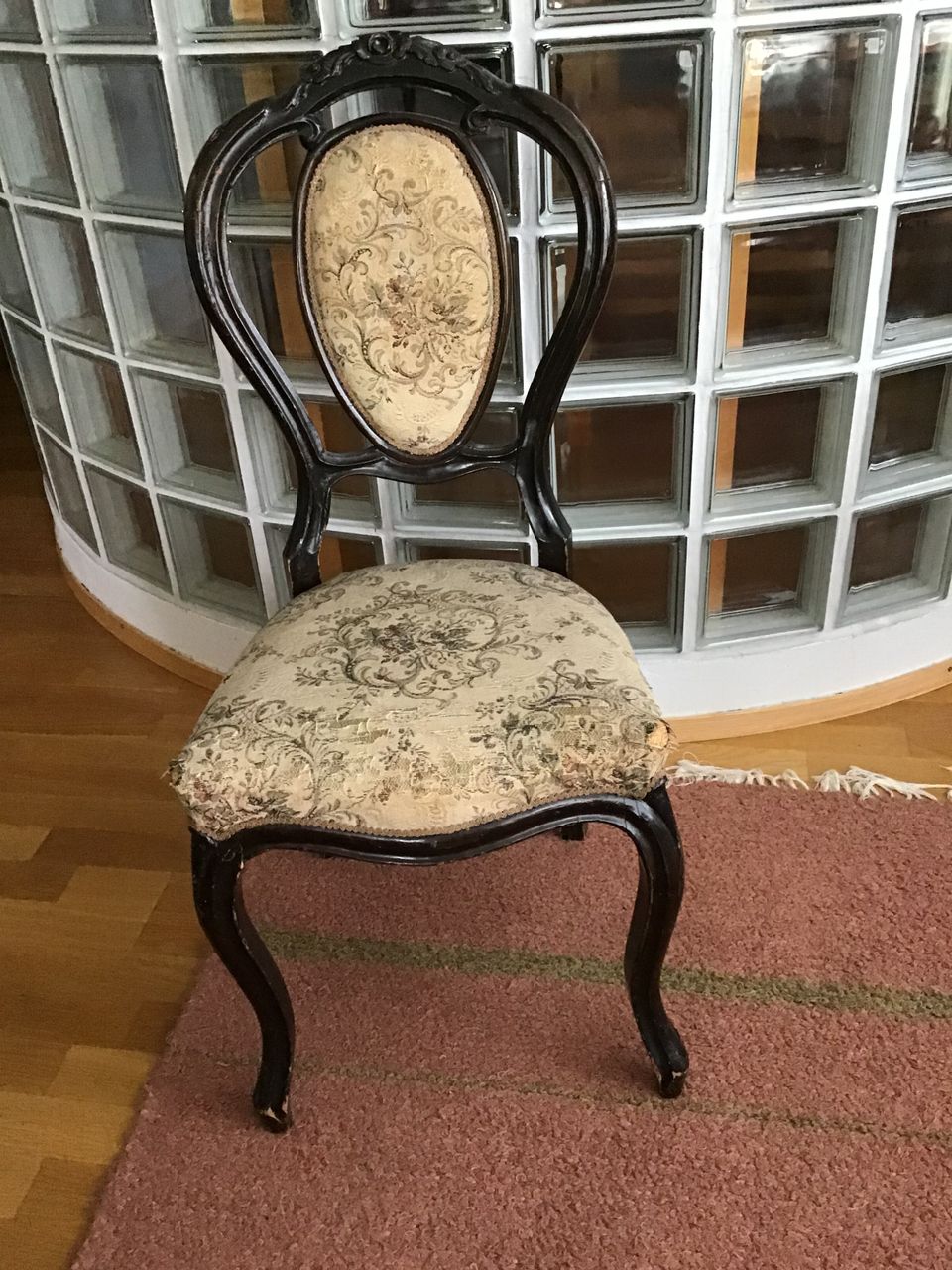Kaunis vanha tuoli