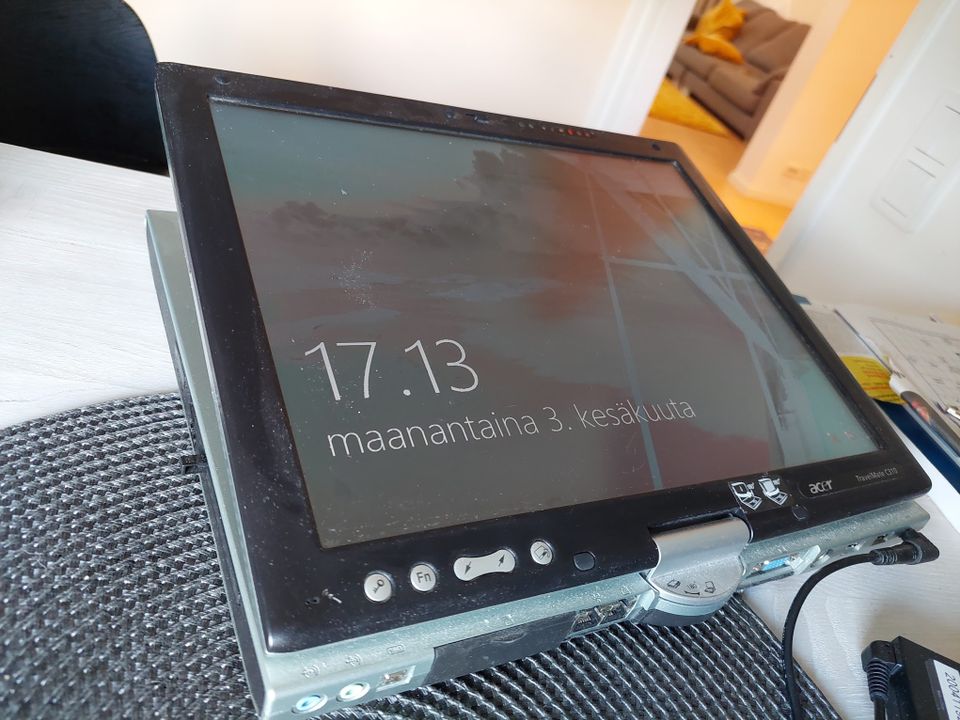 Acer Travelmate c310 läppäri, erikoisuutena taittuva tablet-näyttö (win10)