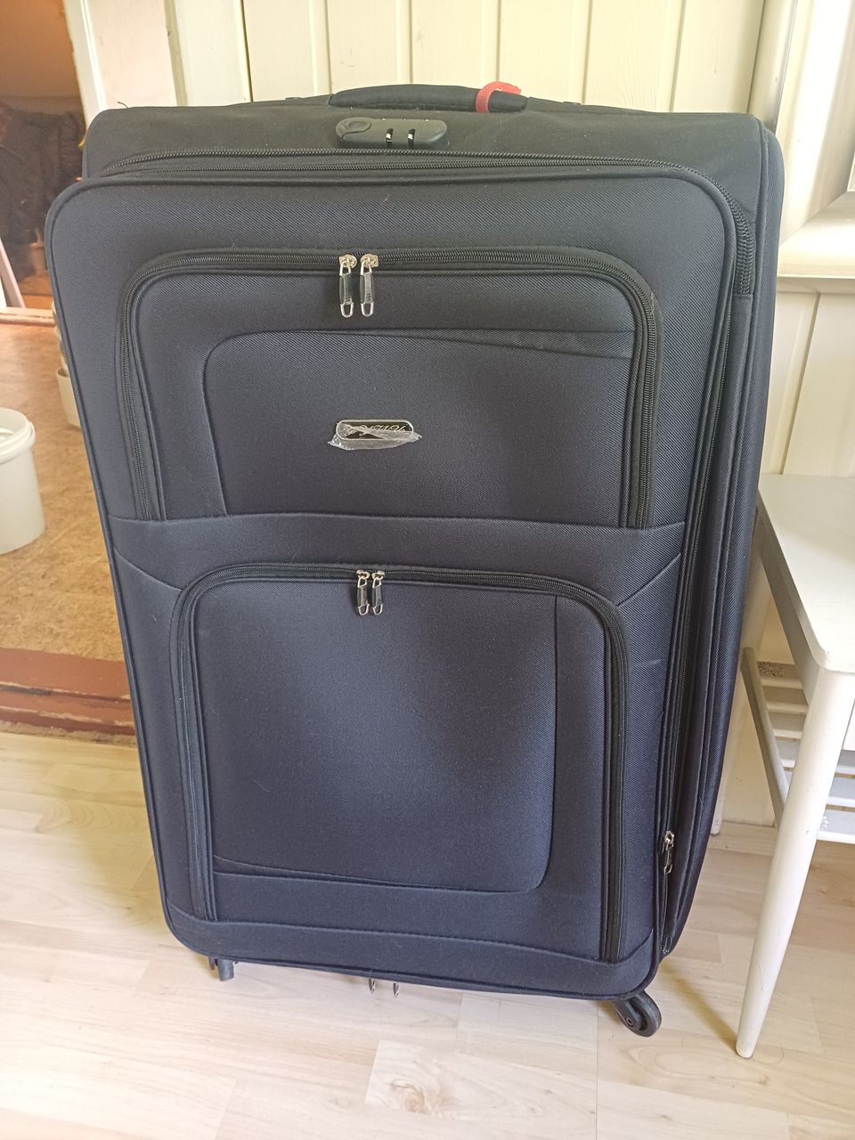 ISO matkalaukku