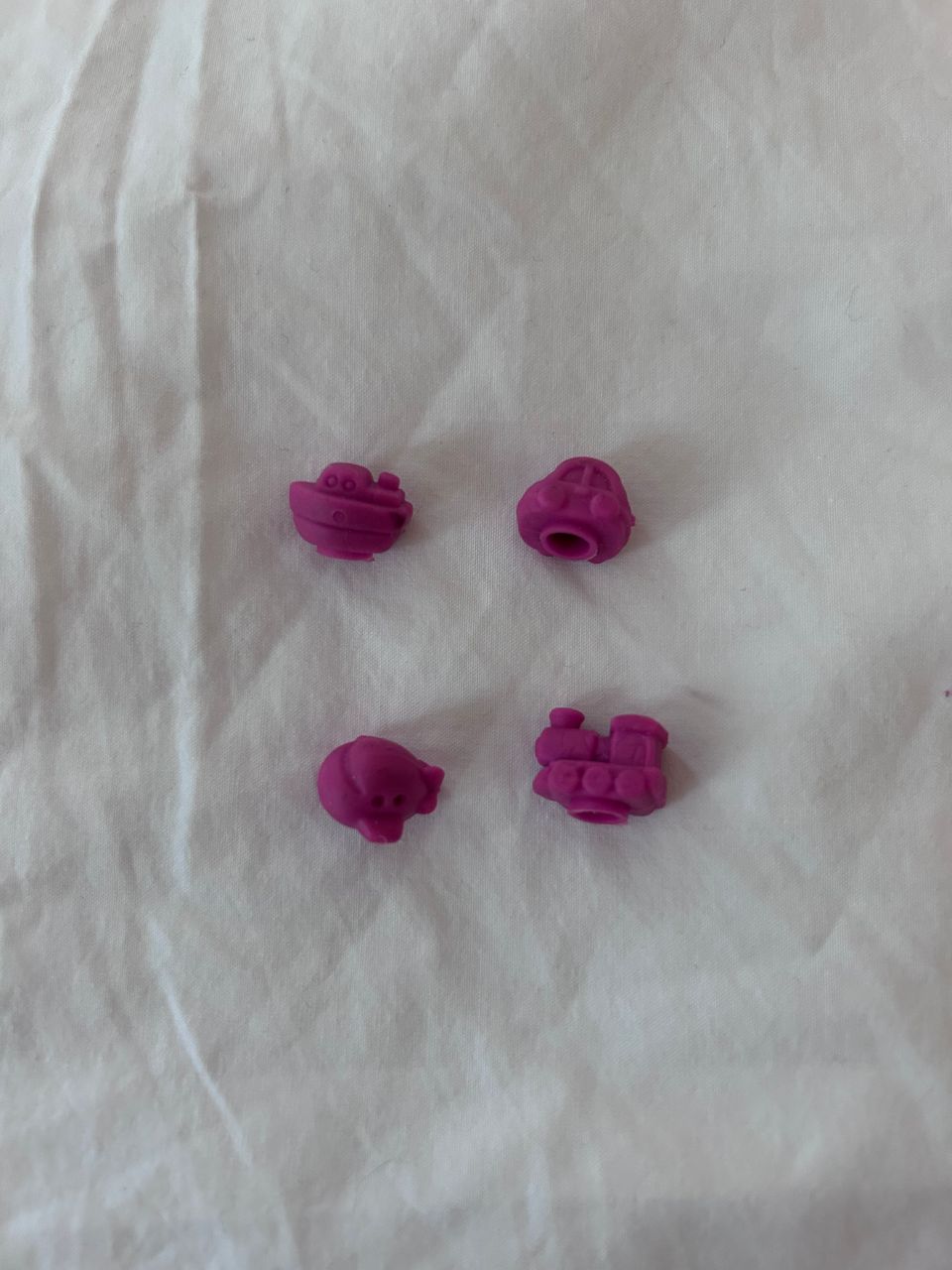 4 kpl pieniä pinkkejä kynäkoristeita / kumeja, uusia