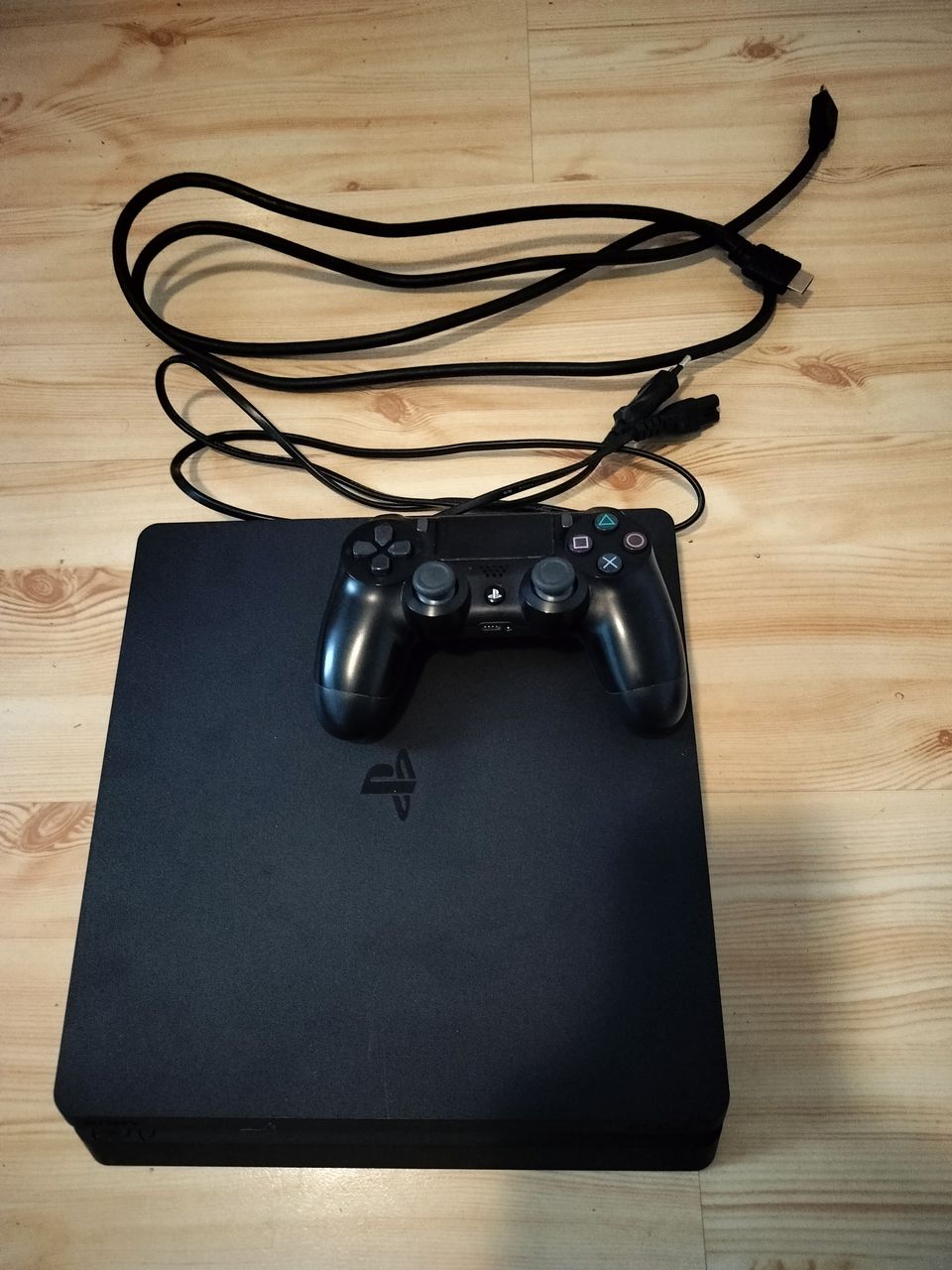 PS4 Slim 1TB + ohjaim