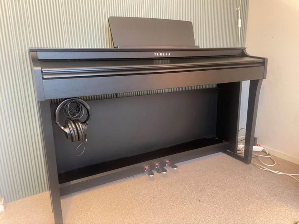 Yamaha CLP-725 -digitaalipiano ja kuulokkeet