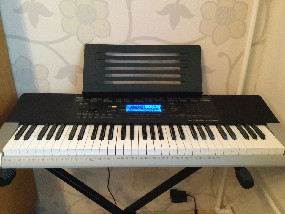 CASIO CTK-4400, kevyt ja kannettava