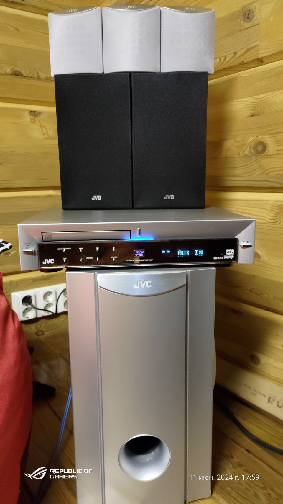 Kotiteatterilaitte 5.1 JVC DVD center model xv-tha30r /275Watts