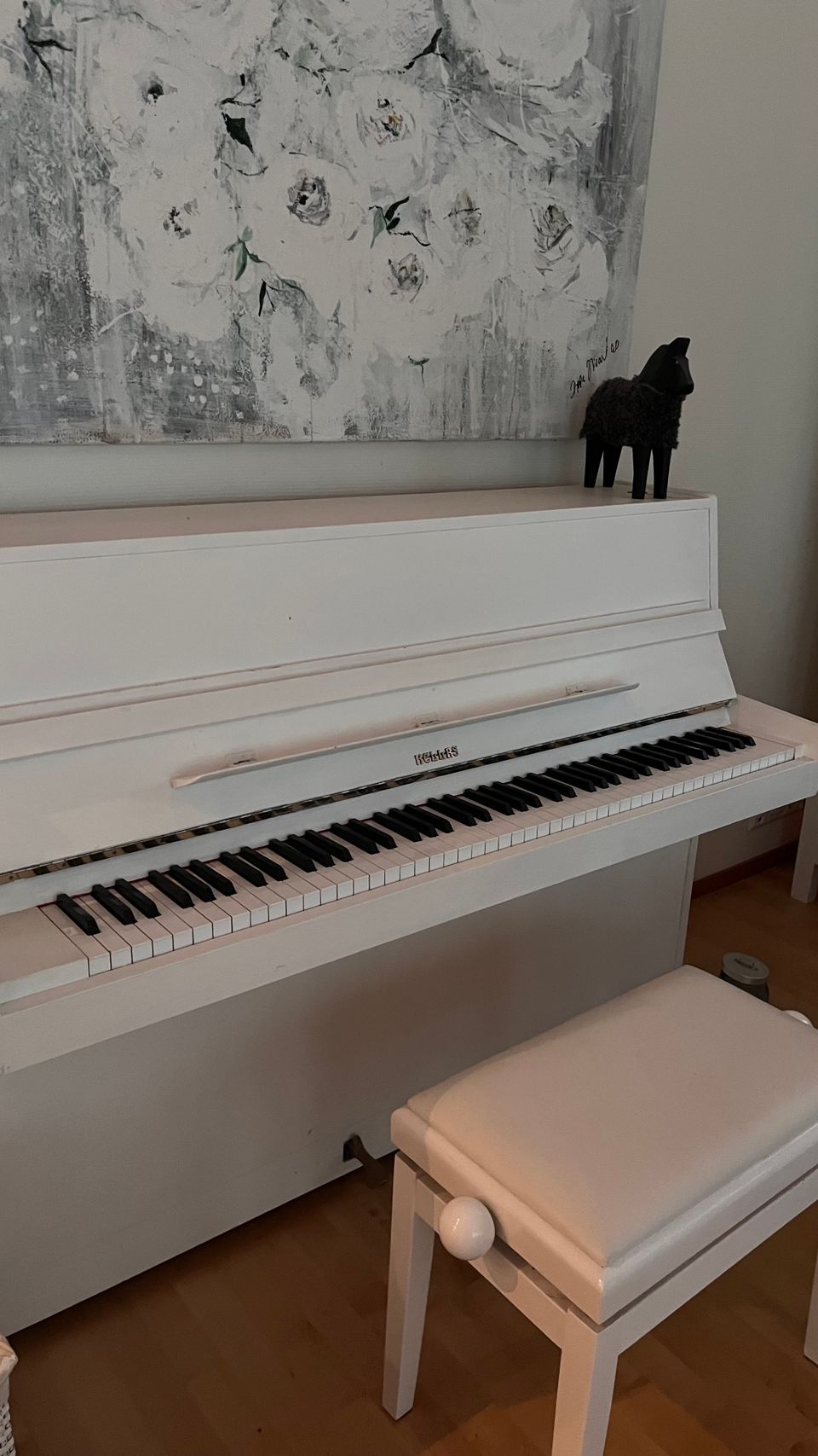 Valkoinen piano Hellas vireessä