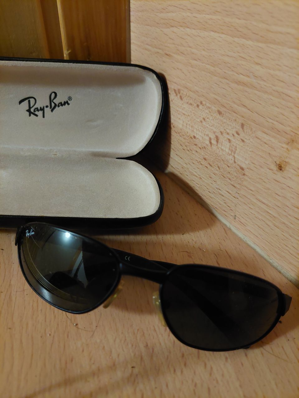 Aurinkolasit RayBan kotelolla