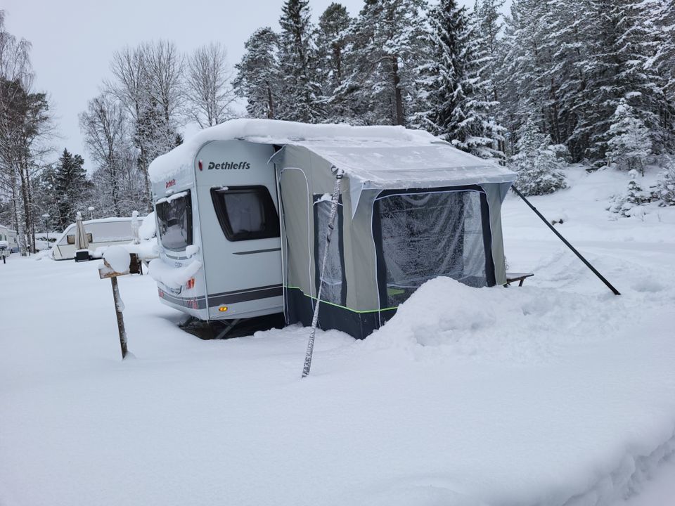 Asuntovaunun etuteltta Reimo Cortina 3