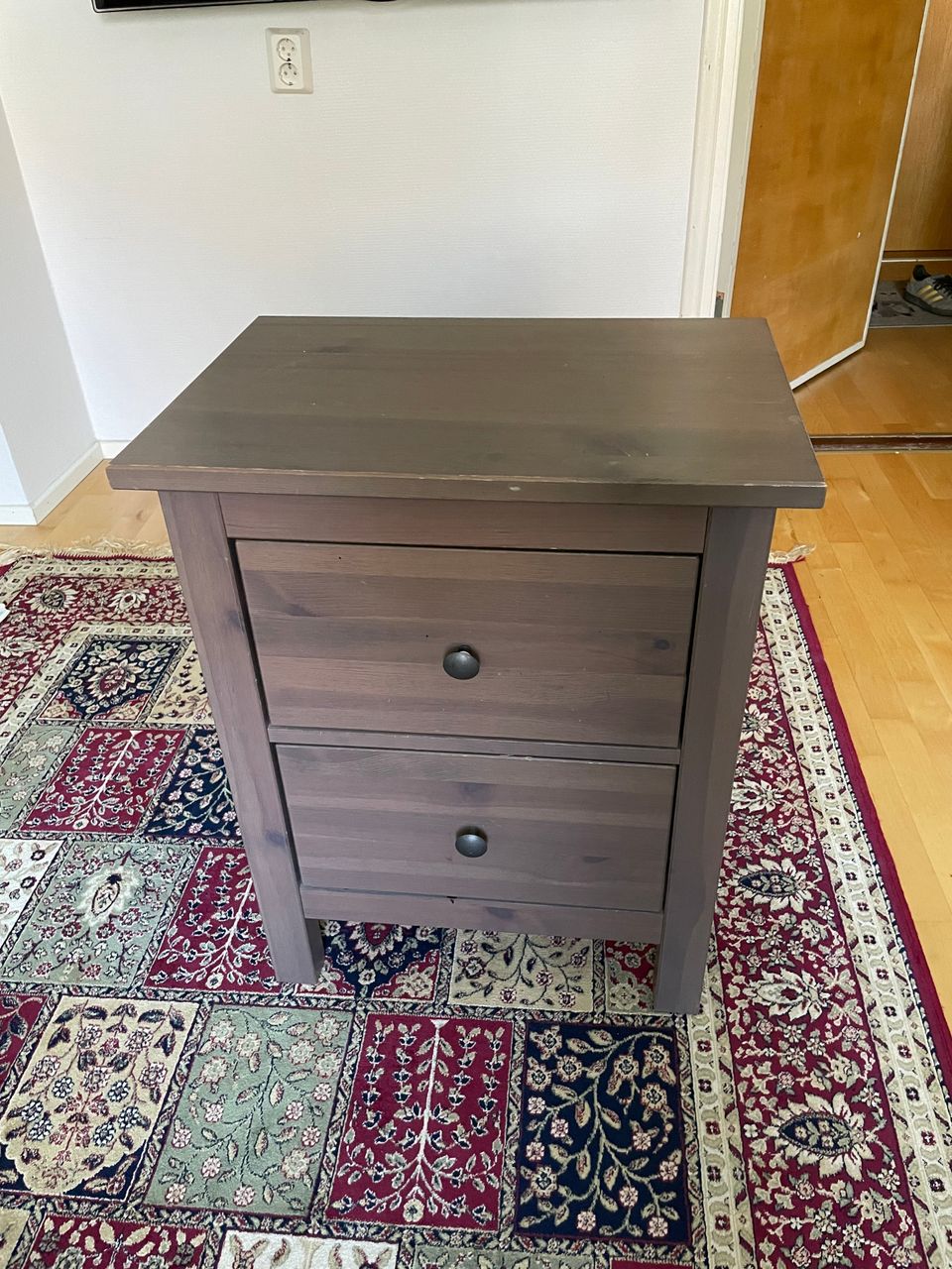 Ikea hemnes yöpöytä