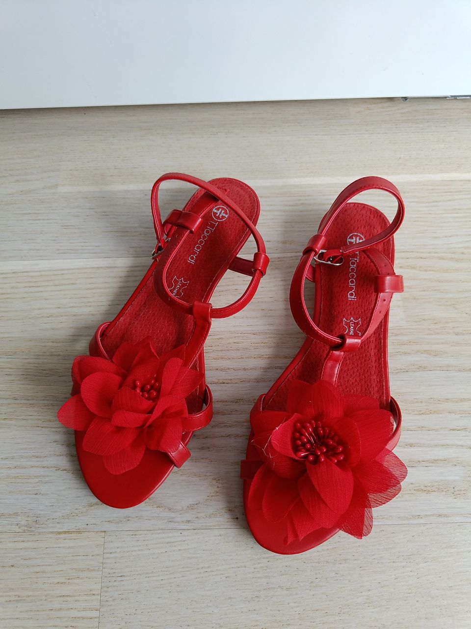 Kauniit naisten punaiset juhla sandaalit.