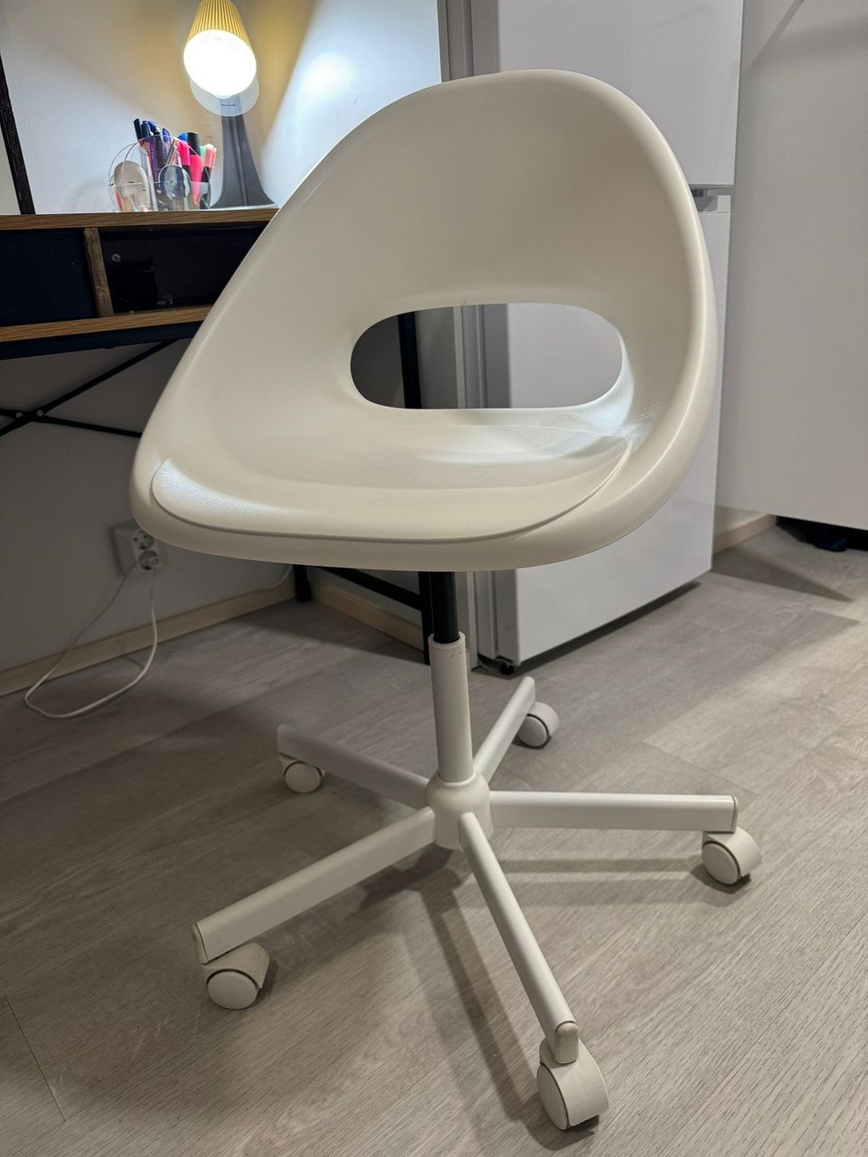 White rotative chair