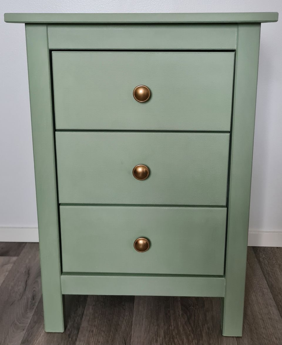 Hemnes yöpöytä