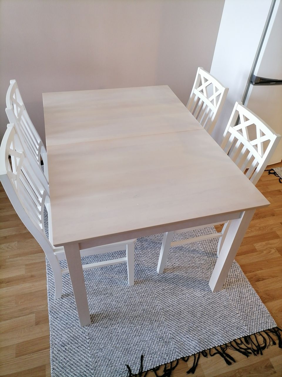 Ruokapöytä + 6 kpl tuoleja