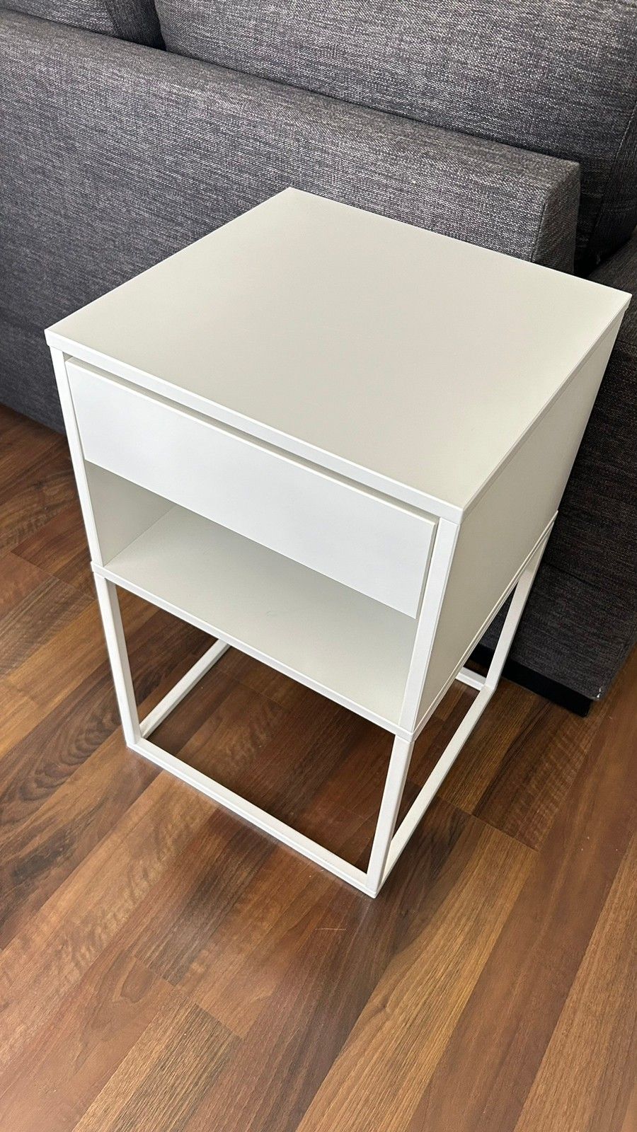Valkoinen yöpöytä (Ikea Vikhammer)