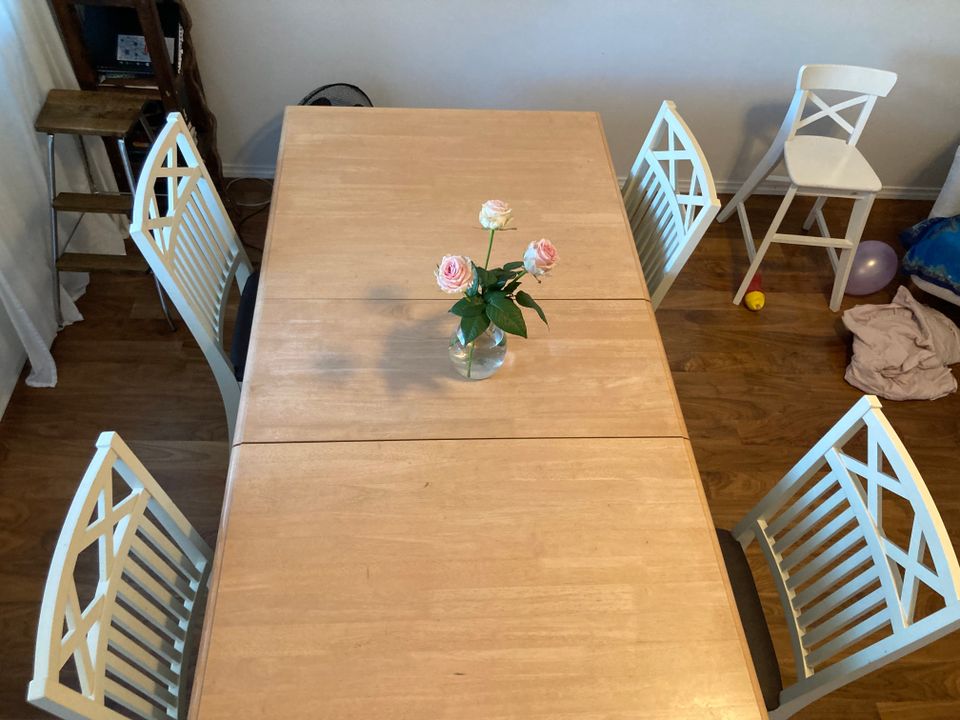 Puinen pöytä ja tuolit