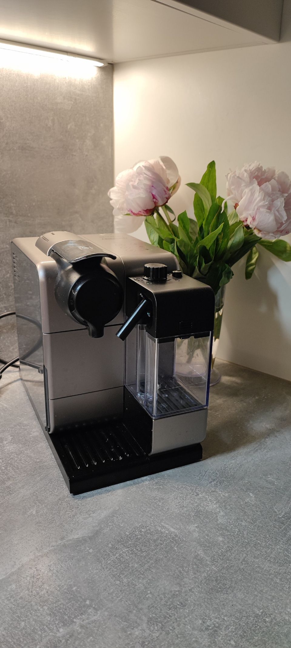 Varattu MA asti! DeLonghi Nespresso Lattissima Touch