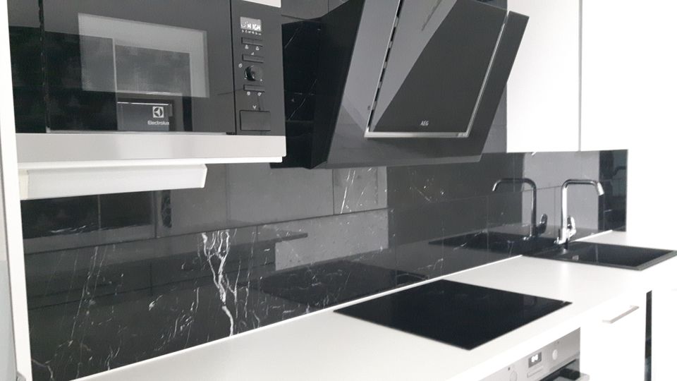 Iso marmorinen musta pöytälevy