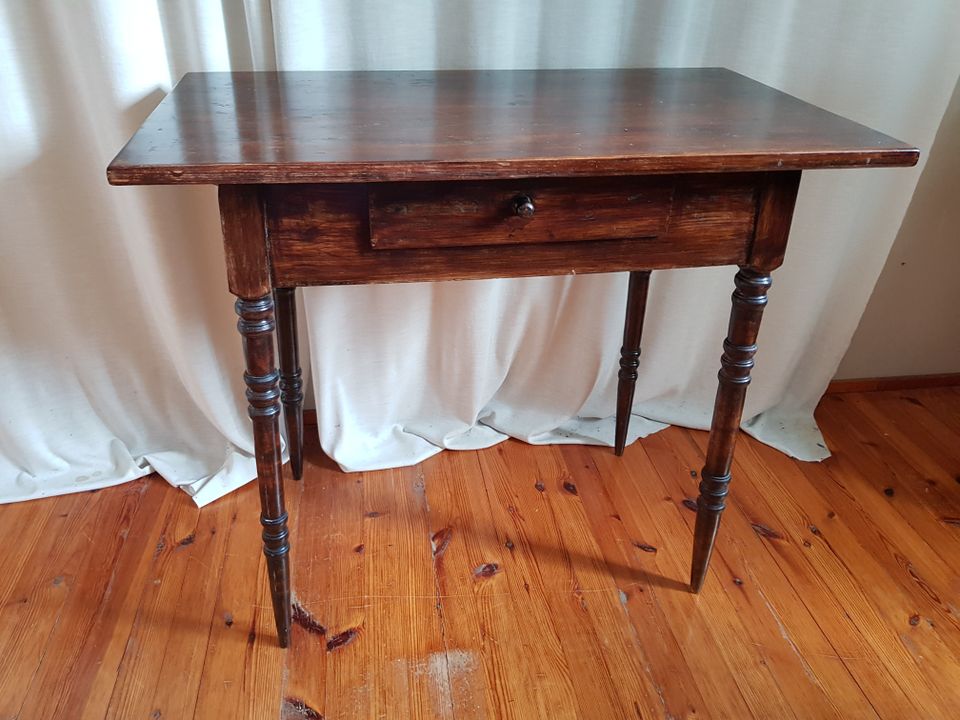Erittäin hyväkuntoinen tumman ruskea kaunis vanha pöytä laatikolla