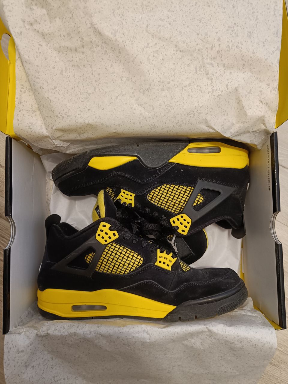 Air Jordan 4 Thunder