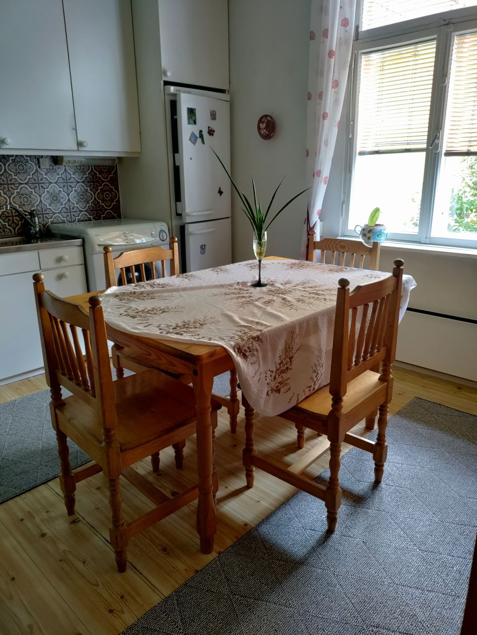 Ruokapöytä ja neljä tuolia