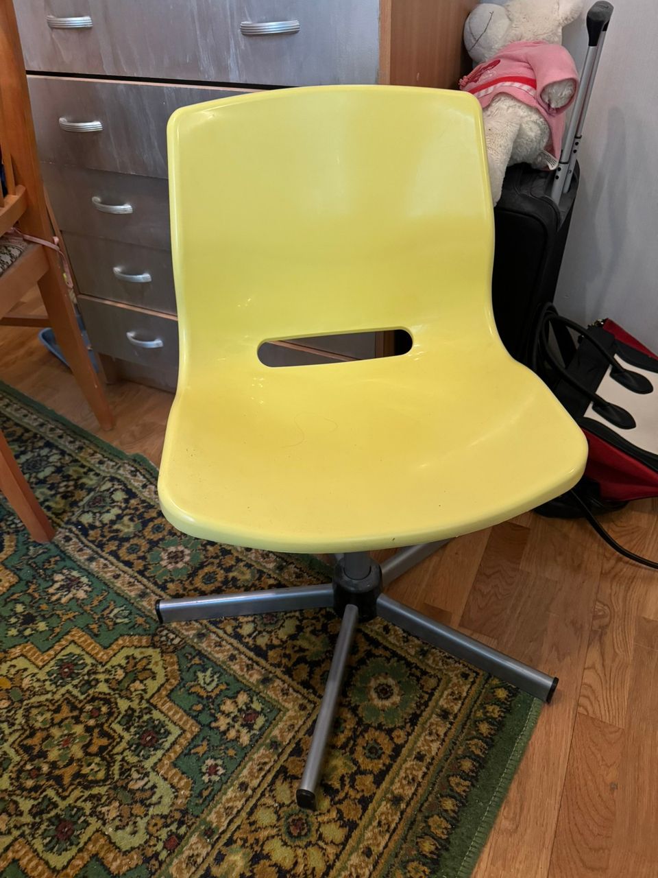 Ikea keltainen tuoli