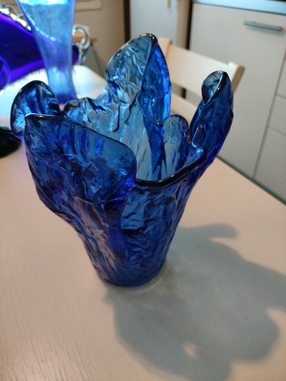 Sininen lasimaljakko