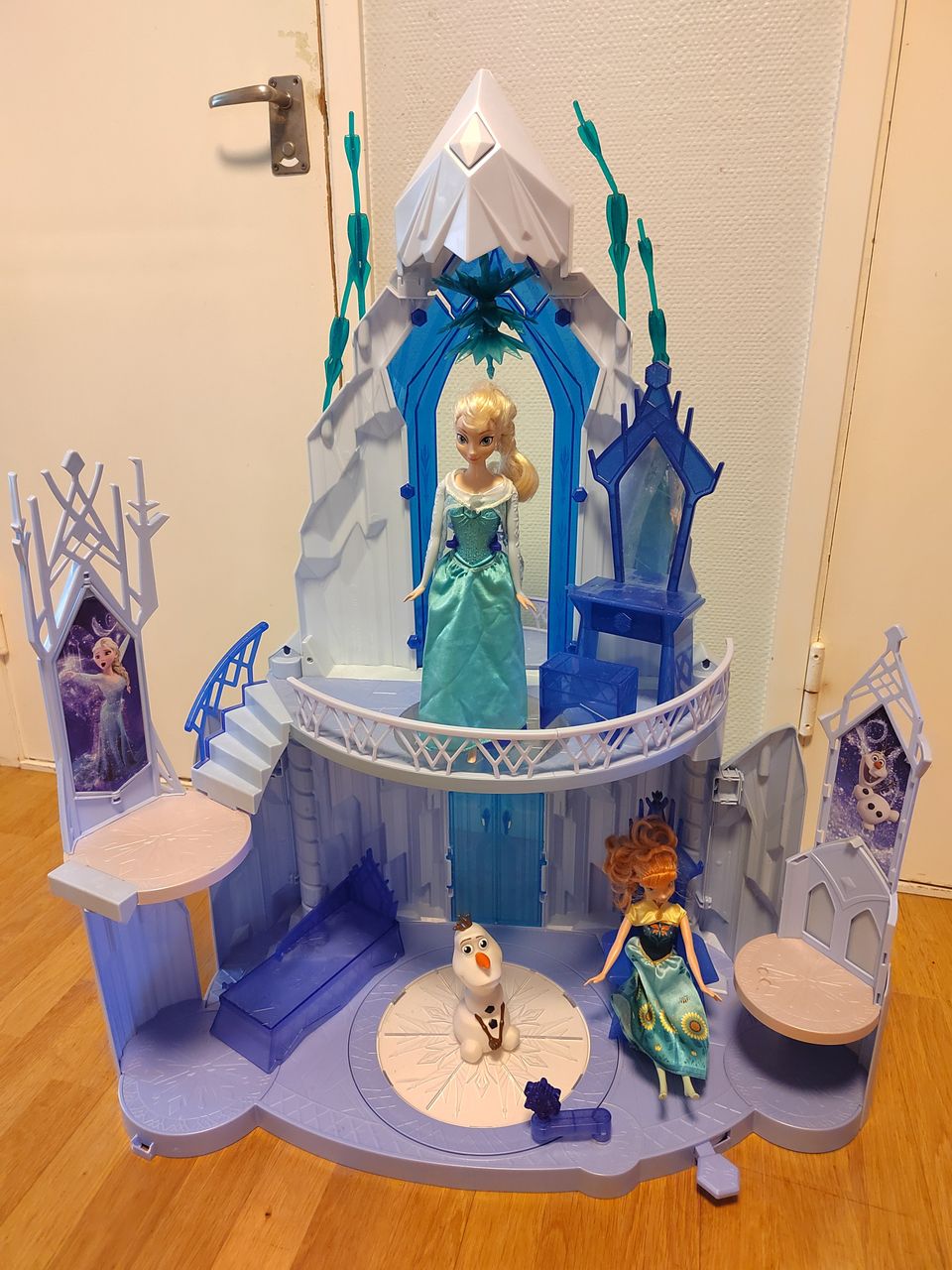 Iso Frozen linna + Elsa, Anna ja Olaf