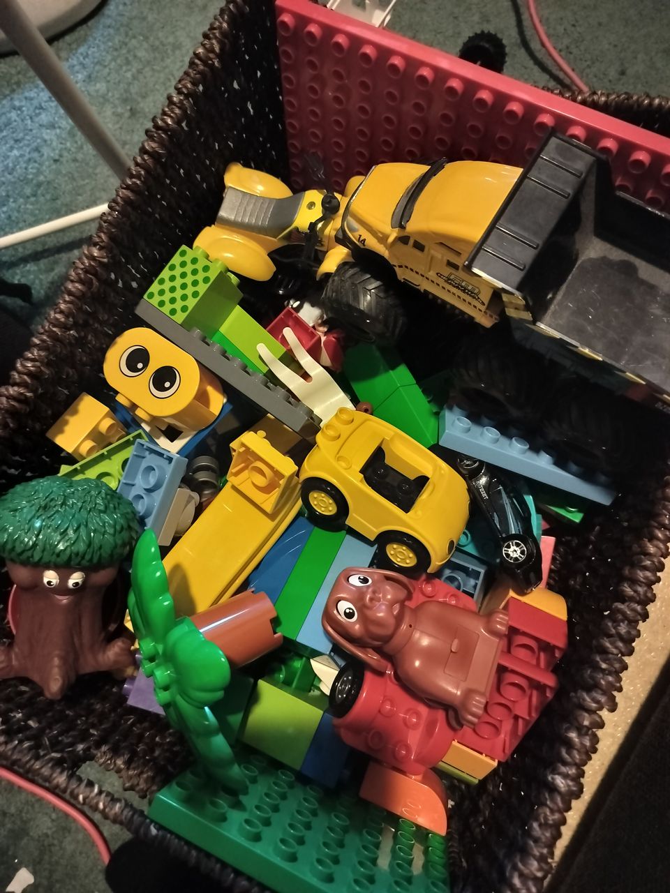 Lego Duploja ja pikkuautoja