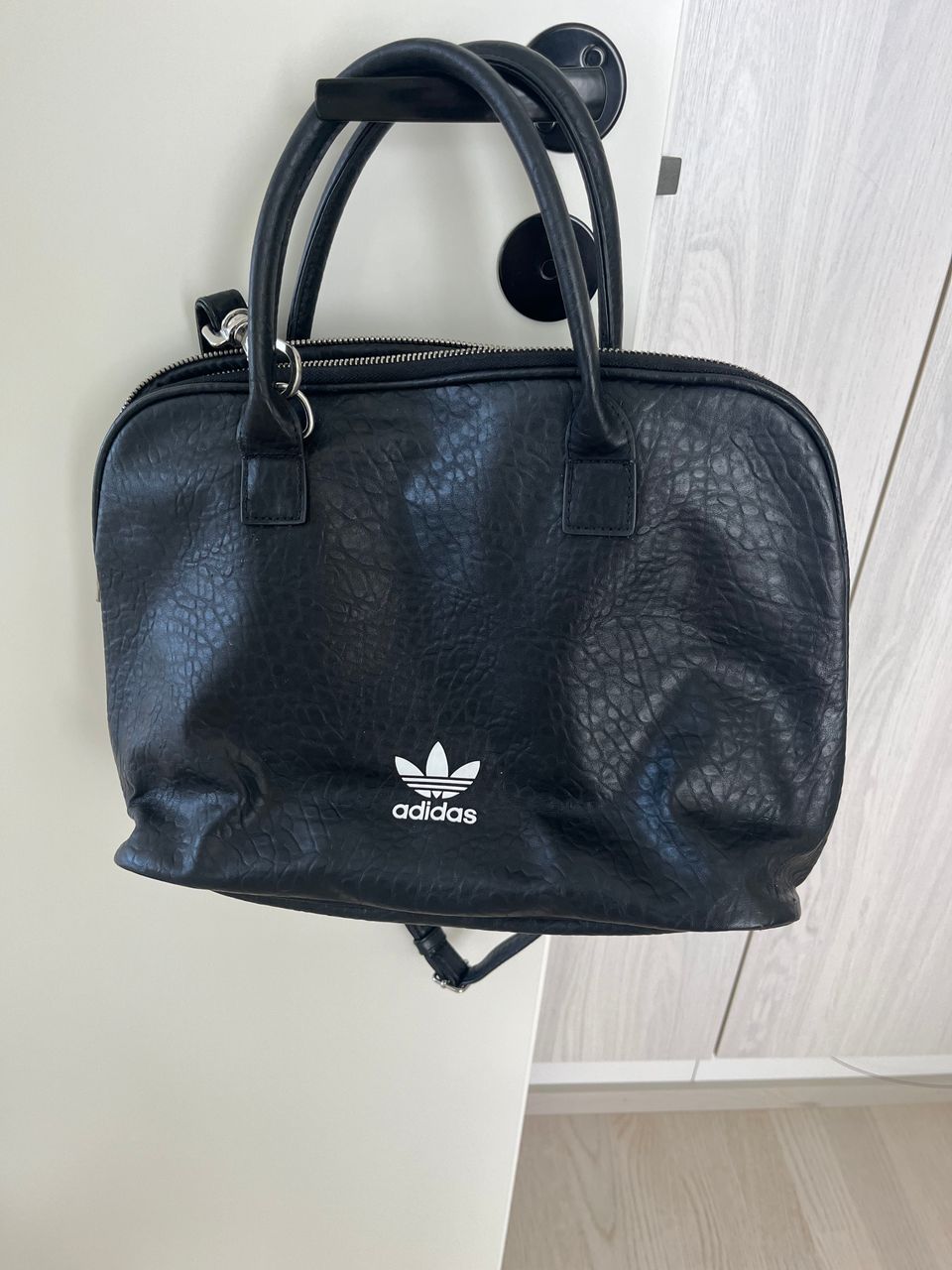 Adidas musta laukku