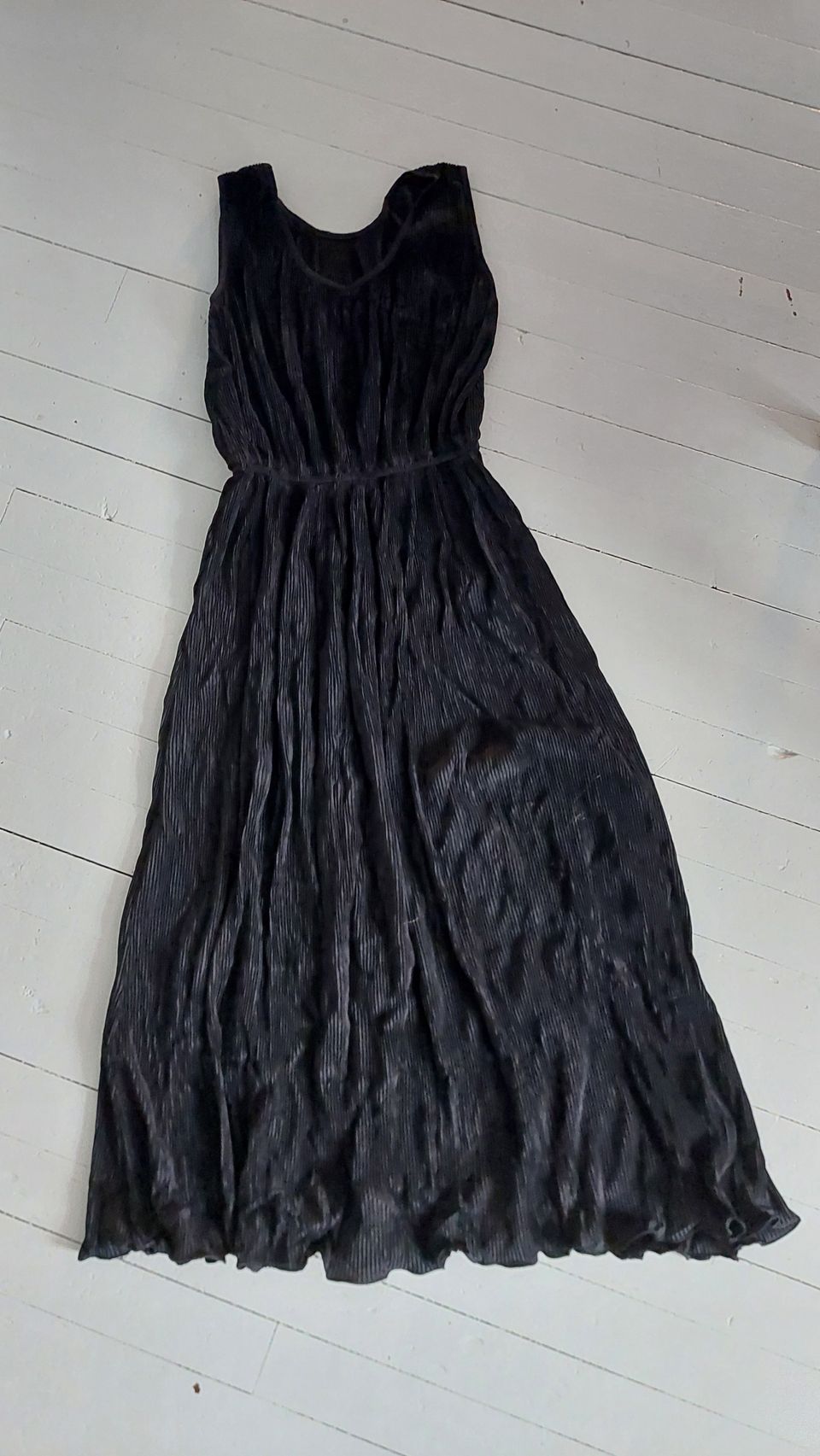 Musta pliseerattu mekko S