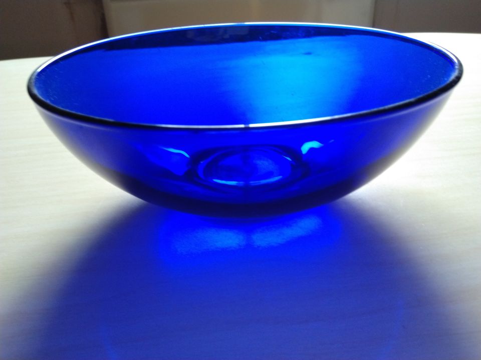 Sininen lasikulho